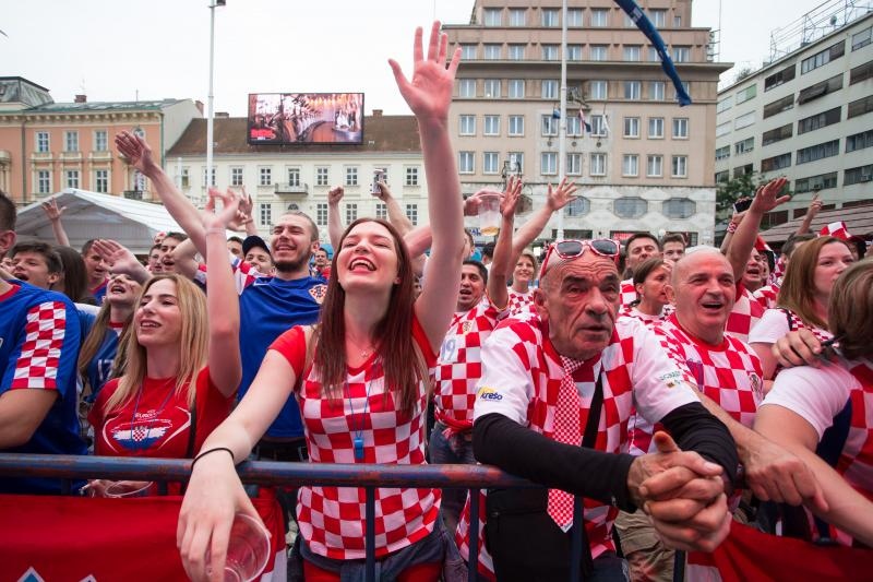Hrvatski navijači okupirali Lens uoči utakmice s Portugalom, Photo: PIXSELL Hrvatski navijači okupirali Lens uoči utakmice s Portugalom, Photo: PIXSELL