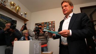 Drugi krug izbora za gradonacelnika i zupana u Zadru. Kandidat HDZ-a Bozidar Kalmeta izasao je na glasovanje u deset sati. Photo: Zeljko Mrsic/PIXSELL Drugi krug izbora za gradonacelnika i zupana u Zadru. Kandidat HDZ-a Bozidar Kalmeta izasao je na glasovanje u deset sati. Photo: Zeljko Mrsic/PIXSELL