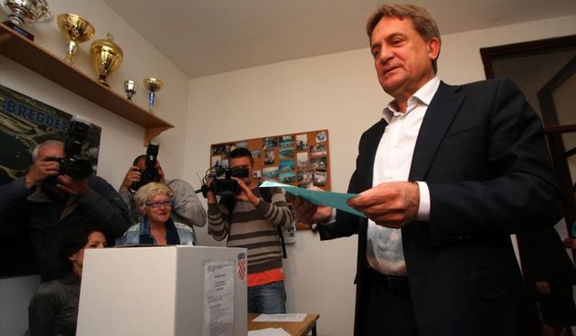 Drugi krug izbora za gradonacelnika i zupana u Zadru. Kandidat HDZ-a Bozidar Kalmeta izasao je na glasovanje u deset sati. Photo: Zeljko Mrsic/PIXSELL