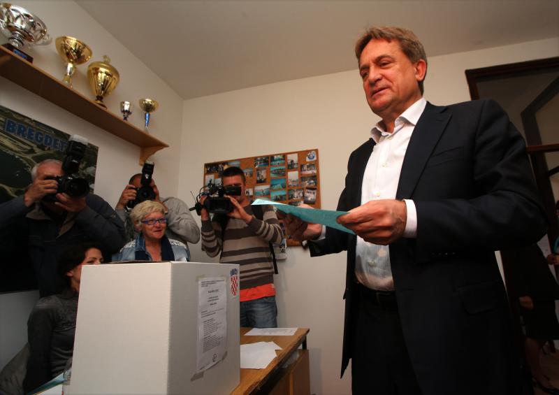 Drugi krug izbora za gradonacelnika i zupana u Zadru. Kandidat HDZ-a Bozidar Kalmeta izasao je na glasovanje u deset sati. Photo: Zeljko Mrsic/PIXSELL Drugi krug izbora za gradonacelnika i zupana u Zadru. Kandidat HDZ-a Bozidar Kalmeta izasao je na glasovanje u deset sati. Photo: Zeljko Mrsic/PIXSELL
