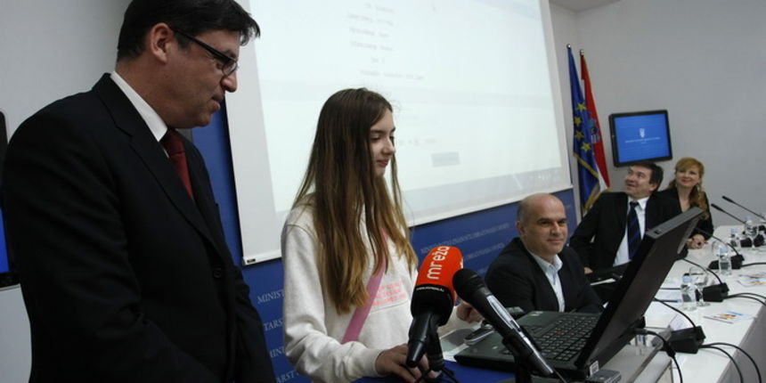 Zagreb, 150413.
Ministarstvo znanosti, obrazovanja i sporta, Donje Svetice 38.
Ministar znanosti, obrazovanja i sporta Zeljko Jovanovic na konferenciji za novinare u Ministarstvu pusta u rad mreznu stranicu www.upisi.hr, sto oznacava sluzbeni pocetak e-u Zagreb, 150413.
Ministarstvo znanosti, obrazovanja i sporta, Donje Svetice 38.
Ministar znanosti, obrazovanja i sporta Zeljko Jovanovic na konferenciji za novinare u Ministarstvu pusta u rad mreznu stranicu www.upisi.hr, sto oznacava sluzbeni pocetak e-u