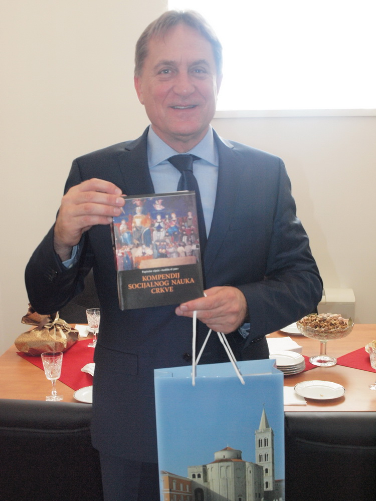 Nadbiskup Puljić primio Kalmetu i Zrilića sa suradnicima Nadbiskup Puljić primio Kalmetu i Zrilića sa suradnicima