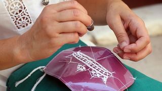 Paške čipkarice na djelu u izradi paške čipke, Foto: Luka Stanzl/PIXSELL
