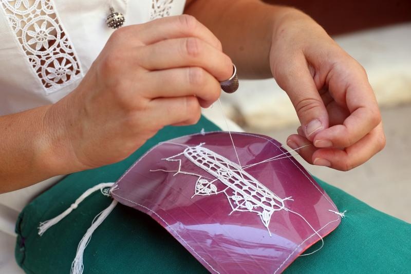 Paške čipkarice na djelu u izradi paške čipke, Foto: Luka Stanzl/PIXSELL