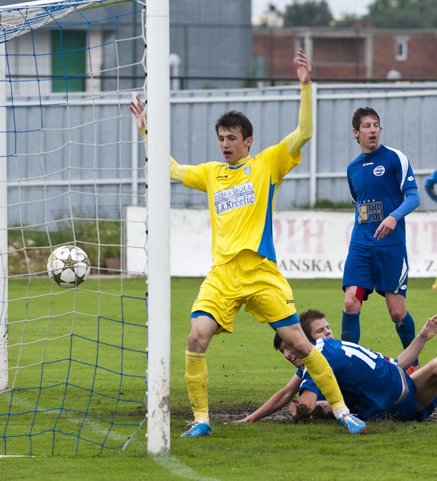Zadar, 270413.
Stadion Stanovi.
1.HNL, 29. kolo utakmica Zadar – Inter.
Na fotografiji: Ante Budimir postize pogodak za 1:2.
Foto: Josko Ponos / CROPIX Zadar, 270413.
Stadion Stanovi.
1.HNL, 29. kolo utakmica Zadar – Inter.
Na fotografiji: Ante Budimir postize pogodak za 1:2.
Foto: Josko Ponos / CROPIX