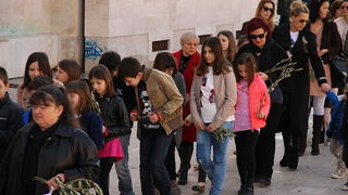 Cvjetnica 20. ožujka 2016: Nakon blagoslova maslinovih grančica, nadbisku Želimir Puljić predvodio je procesiju do katedrale sv. Stošije gdje je služio misno slavlje na kojem se pjevala Muka našeg Gospodina Cvjetnica 20. ožujka 2016: Nakon blagoslova maslinovih grančica, nadbisku Želimir Puljić predvodio je procesiju do katedrale sv. Stošije gdje je služio misno slavlje na kojem se pjevala Muka našeg Gospodina