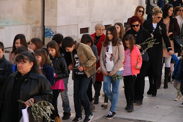 Cvjetnica 20. ožujka 2016: Nakon blagoslova maslinovih grančica, nadbisku Želimir Puljić predvodio je procesiju do katedrale sv. Stošije gdje je služio misno slavlje na kojem se pjevala Muka našeg Gospodina Cvjetnica 20. ožujka 2016: Nakon blagoslova maslinovih grančica, nadbisku Želimir Puljić predvodio je procesiju do katedrale sv. Stošije gdje je služio misno slavlje na kojem se pjevala Muka našeg Gospodina