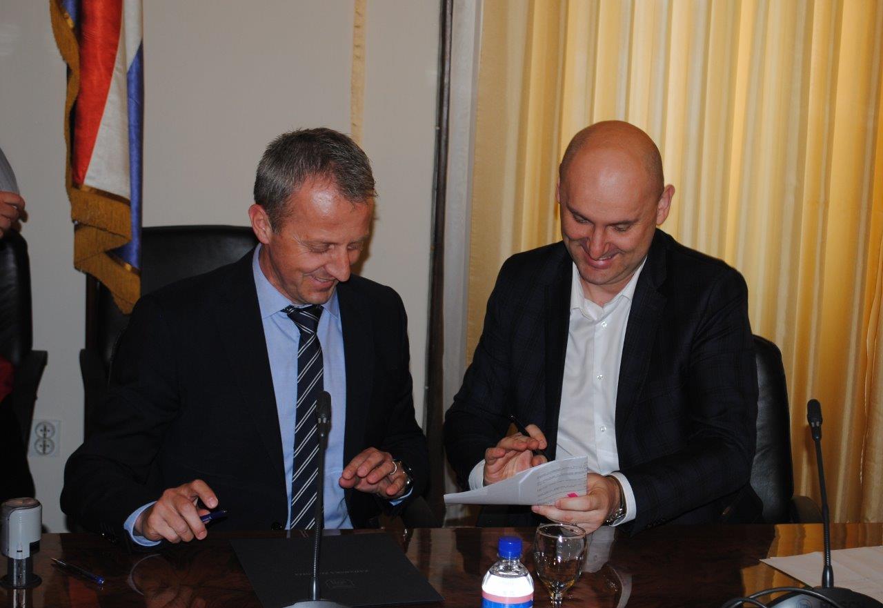 Ministar Tolušić potpisao ugovore za sanaciju šteta od poplave Ministar Tolušić potpisao ugovore za sanaciju šteta od poplave