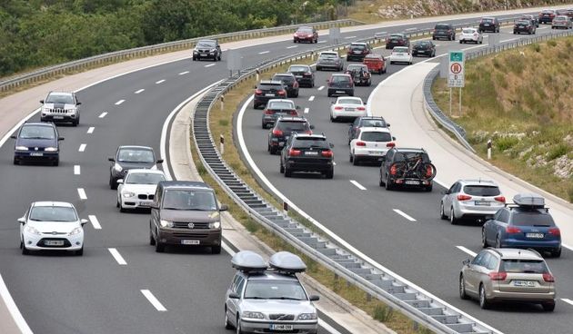 Zbog orkanske bure promet autocestom A1 odvija se otežano. Photo: Dino Stanin/PIXSELL