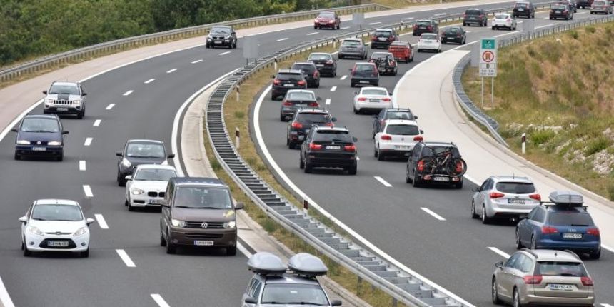 Zbog orkanske bure promet autocestom A1 odvija se otežano. Photo: Dino Stanin/PIXSELL Zbog orkanske bure promet autocestom A1 odvija se otežano. Photo: Dino Stanin/PIXSELL