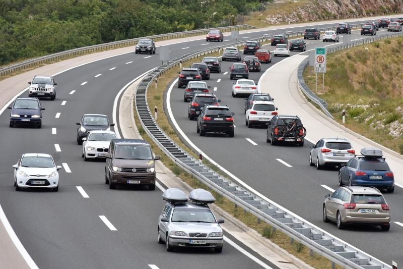Zbog orkanske bure promet autocestom A1 odvija se otežano. Photo: Dino Stanin/PIXSELL