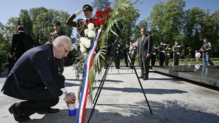 Zagreb, 250611.
Mirogoj.
Povodom Dana drzavnosti predsjednik Ivo Josipovic polozio je vijence na Zid boli, Aleju Hrvatskih branitelja, te grobove Franje Tudjmana i Ivice Racana.
Foto: Nina Djurdjevic / CROPIX