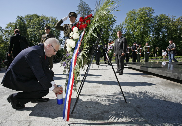 Zagreb, 250611.
Mirogoj.
Povodom Dana drzavnosti predsjednik Ivo Josipovic polozio je vijence na Zid boli, Aleju Hrvatskih branitelja, te grobove Franje Tudjmana i Ivice Racana.
Foto: Nina Djurdjevic / CROPIX