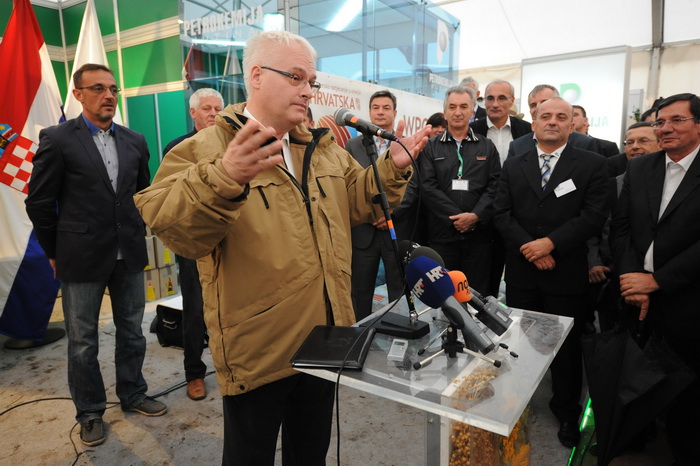 Biograd,130912.
Otvorenje 59. svjetskog prvenstva u oranju koje se odrzava u Jankolovici pokraj Biograda od 13.-15.09.2012.
Na fotografiji: predsjednik Josipovic otvara natjecanje .
Foto: Luka Gerlanc / CROPIX Biograd,130912.
Otvorenje 59. svjetskog prvenstva u oranju koje se odrzava u Jankolovici pokraj Biograda od 13.-15.09.2012.
Na fotografiji: predsjednik Josipovic otvara natjecanje .
Foto: Luka Gerlanc / CROPIX