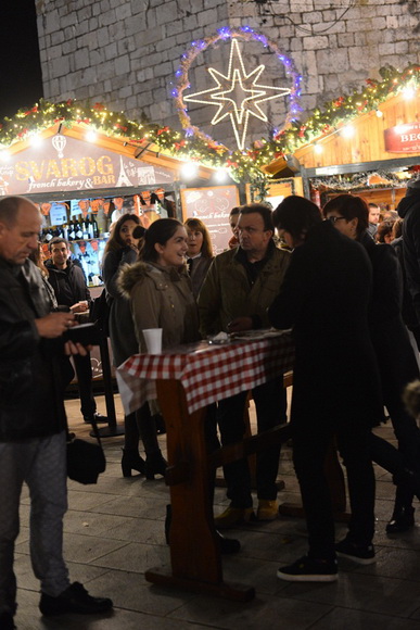 Advent u Zadru: Pavel raspjevao i rasplesao Zadrane na Trgu Petra Zoranića. Foto: Iva Perinčić Advent u Zadru: Pavel raspjevao i rasplesao Zadrane na Trgu Petra Zoranića. Foto: Iva Perinčić