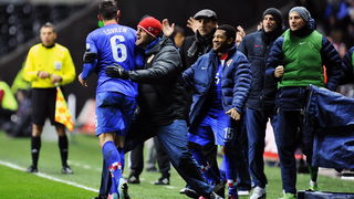 Swansea (Wales), 260313.
Stadion Liberty.
Kvalifikacijska utakmica za Svjetsko prvenstvo u Brazilu 2014. godine, izmedju reprezentacija Walesa i Hrvatske.
Na fotografiji: slavlje nakon pogotka Hrvatske.
Foto: Boris Kovacev / CROPIX Swansea (Wales), 260313.
Stadion Liberty.
Kvalifikacijska utakmica za Svjetsko prvenstvo u Brazilu 2014. godine, izmedju reprezentacija Walesa i Hrvatske.
Na fotografiji: slavlje nakon pogotka Hrvatske.
Foto: Boris Kovacev / CROPIX