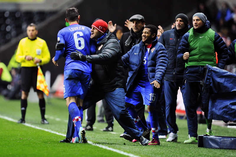 Swansea (Wales), 260313.
Stadion Liberty.
Kvalifikacijska utakmica za Svjetsko prvenstvo u Brazilu 2014. godine, izmedju reprezentacija Walesa i Hrvatske.
Na fotografiji: slavlje nakon pogotka Hrvatske.
Foto: Boris Kovacev / CROPIX Swansea (Wales), 260313.
Stadion Liberty.
Kvalifikacijska utakmica za Svjetsko prvenstvo u Brazilu 2014. godine, izmedju reprezentacija Walesa i Hrvatske.
Na fotografiji: slavlje nakon pogotka Hrvatske.
Foto: Boris Kovacev / CROPIX