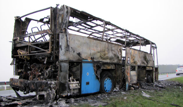 Jutros oko 4,05 sati kod Brodskog Stupnika doslo je do pozara autobusa zagrebacke tvrtke Deni bus d.o.o. U autobusu se nalazilo 37 putnika od cega 28 djece iz Zagreba koja su se vracala s taekwondo natjecanja u Srbiji. Prilikom napustanja zapaljenog autob