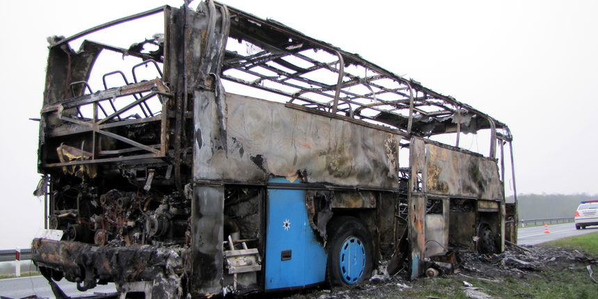 Jutros oko 4,05 sati kod Brodskog Stupnika doslo je do pozara autobusa zagrebacke tvrtke Deni bus d.o.o. U autobusu se nalazilo 37 putnika od cega 28 djece iz Zagreba koja su se vracala s taekwondo natjecanja u Srbiji. Prilikom napustanja zapaljenog autob Jutros oko 4,05 sati kod Brodskog Stupnika doslo je do pozara autobusa zagrebacke tvrtke Deni bus d.o.o. U autobusu se nalazilo 37 putnika od cega 28 djece iz Zagreba koja su se vracala s taekwondo natjecanja u Srbiji. Prilikom napustanja zapaljenog autob