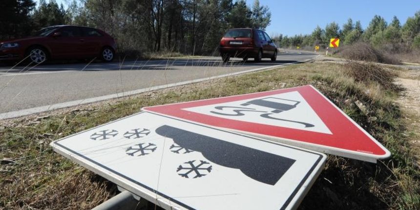 Posedarje – Jaka bura prevrce kamione, rusi znakove, te otezava i zatvara promet na svim dionicama. Photo: Hrvoje Jelavic/PIXSELL Posedarje – Jaka bura prevrce kamione, rusi znakove, te otezava i zatvara promet na svim dionicama. Photo: Hrvoje Jelavic/PIXSELL
