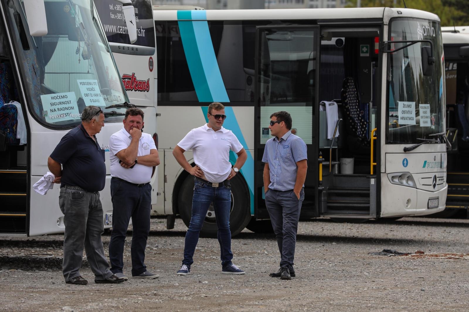 Stali autobusi, vozači upozorili: ‘Imamo 3800 kuna plaću i sad se svi čude što idemo van’ Stali autobusi, vozači upozorili: ‘Imamo 3800 kuna plaću i sad se svi čude što idemo van’