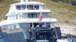 Članovi benda U2 David Howell Evans poznatiji kao The Edge i Adam Clayton odmaraju na Paklenim otocima u pauzi snimanja novog albuma