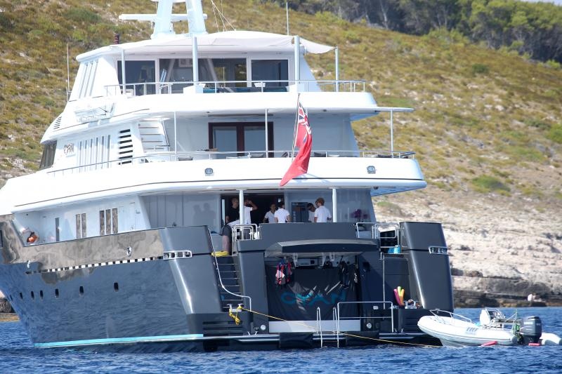 Članovi benda U2 David Howell Evans poznatiji kao The Edge i Adam Clayton odmaraju na Paklenim otocima u pauzi snimanja novog albuma