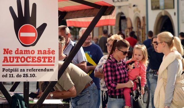 Varazdin – Zapocelo je prikupljanje potpisa za referendum protiv monetizacije autocesta u organizaciji inicijative Ne damo nase autoceste. Photo: Marko Jurinec/PIXSELL Autor  Marko Jurinec/PIXSELL Ključne riječi  stand, potpis, HAC, prikupljanje potpisa,
