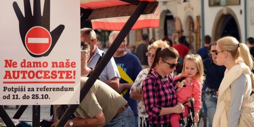 Varazdin – Zapocelo je prikupljanje potpisa za referendum protiv monetizacije autocesta u organizaciji inicijative Ne damo nase autoceste. Photo: Marko Jurinec/PIXSELL Autor  Marko Jurinec/PIXSELL Ključne riječi  stand, potpis, HAC, prikupljanje potpisa,