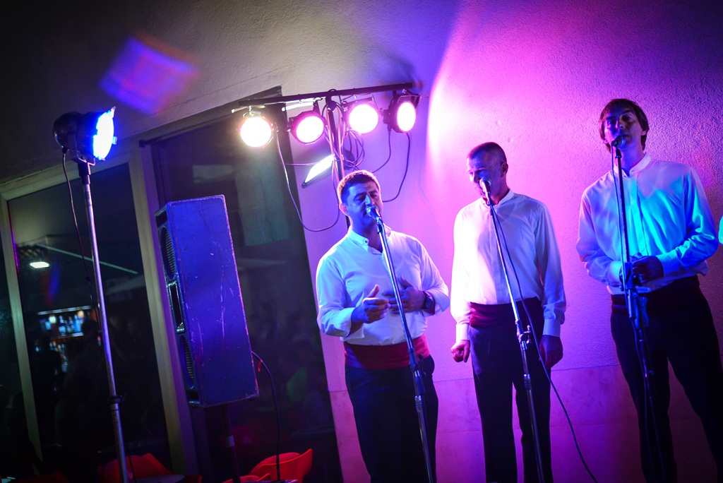 Klapa Contra oduševila u Teatro Baru i Zlatnom kutiću. Foto: Iva Perinčić Klapa Contra oduševila u Teatro Baru i Zlatnom kutiću. Foto: Iva Perinčić