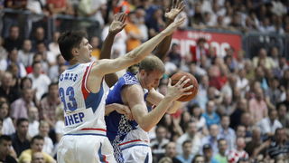 Zagreb, 100610.
Peta utakmica doigravanja za prvaka Htvatske u kosarci: Cibona – Zadar, u kosarkaskom centru Drazen Petrovic.
Na slici Hrvoje Peric (5).
Foto: Dragan Matic / Cropix Zagreb, 100610.
Peta utakmica doigravanja za prvaka Htvatske u kosarci: Cibona – Zadar, u kosarkaskom centru Drazen Petrovic.
Na slici Hrvoje Peric (5).
Foto: Dragan Matic / Cropix