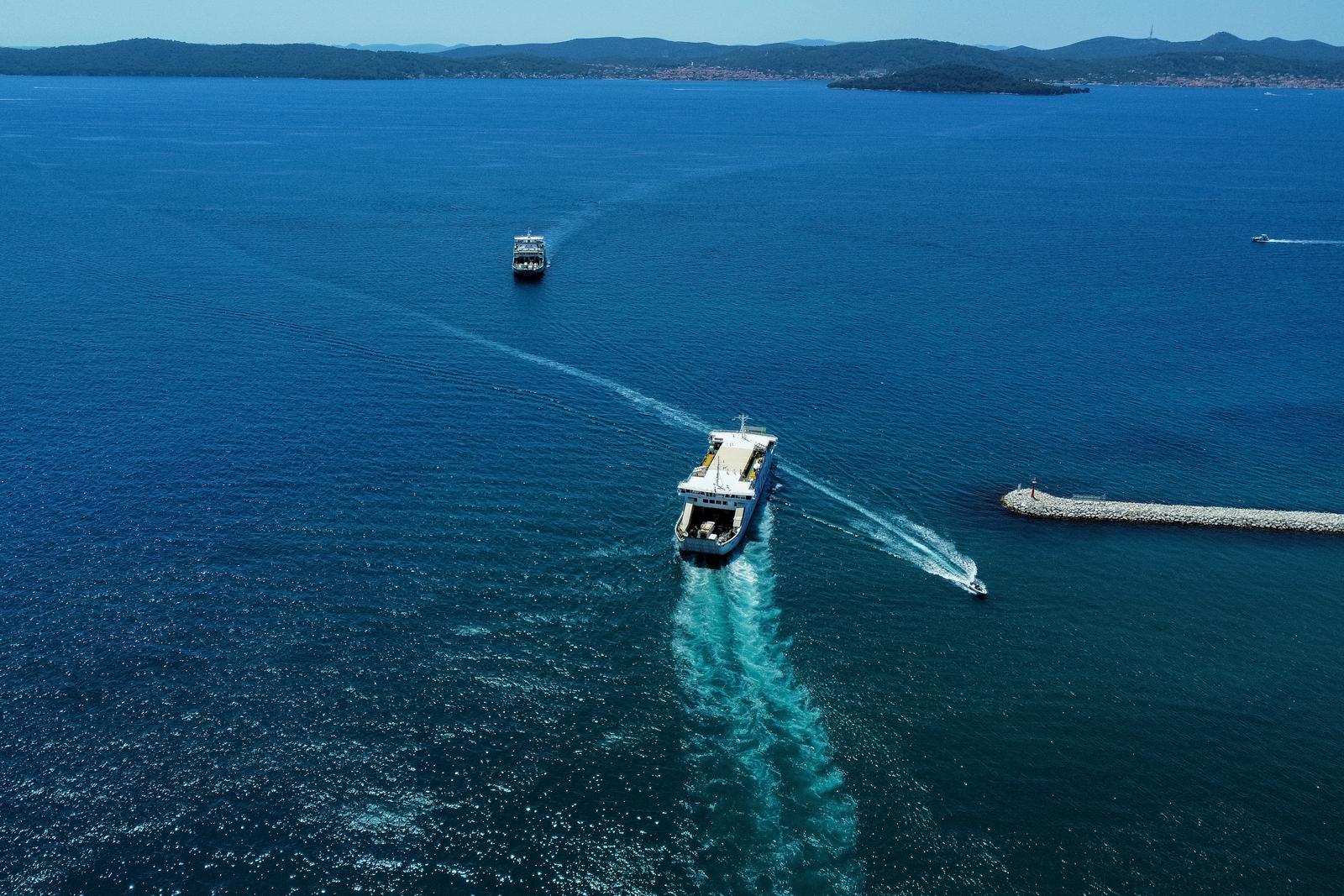 Pogled iz zraka na gužvu u trajektnoj luci Gaženica Pogled iz zraka na gužvu u trajektnoj luci Gaženica