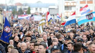 Dan sjecanja na zrtvu Vukovara 1991. – 2014. pod sloganom Vukovar – mjesto posebnog pijeteta. 23. je obljetnica stradavanja i zrtve Vukovara u Domovinskom ratu. Sudionici Kolone sjecanja prolaze ulicama grada do Memorijalnog groblja zrtava iz Domovinskog Dan sjecanja na zrtvu Vukovara 1991. – 2014. pod sloganom Vukovar – mjesto posebnog pijeteta. 23. je obljetnica stradavanja i zrtve Vukovara u Domovinskom ratu. Sudionici Kolone sjecanja prolaze ulicama grada do Memorijalnog groblja zrtava iz Domovinskog