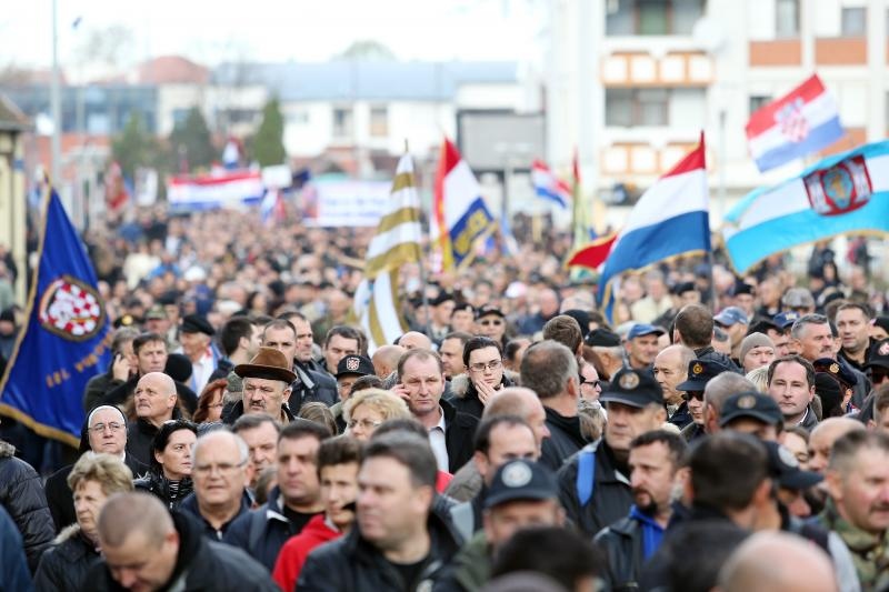 Dan sjecanja na zrtvu Vukovara 1991. – 2014. pod sloganom Vukovar – mjesto posebnog pijeteta. 23. je obljetnica stradavanja i zrtve Vukovara u Domovinskom ratu. Sudionici Kolone sjecanja prolaze ulicama grada do Memorijalnog groblja zrtava iz Domovinskog Dan sjecanja na zrtvu Vukovara 1991. – 2014. pod sloganom Vukovar – mjesto posebnog pijeteta. 23. je obljetnica stradavanja i zrtve Vukovara u Domovinskom ratu. Sudionici Kolone sjecanja prolaze ulicama grada do Memorijalnog groblja zrtava iz Domovinskog