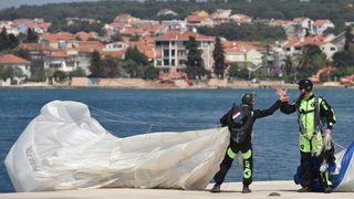 zadar – Povodom Dana zupanije na rivi je odrzan dio najavljenog aero mitinga. Padobranci Aerokluba Zadar izveli su skokove na Pozdravu suncu, dok je dio letackog programa oruzanih snaga otkazan. Photo: Dino Stanin/PIXSELL