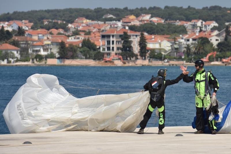 zadar – Povodom Dana zupanije na rivi je odrzan dio najavljenog aero mitinga. Padobranci Aerokluba Zadar izveli su skokove na Pozdravu suncu, dok je dio letackog programa oruzanih snaga otkazan. Photo: Dino Stanin/PIXSELL