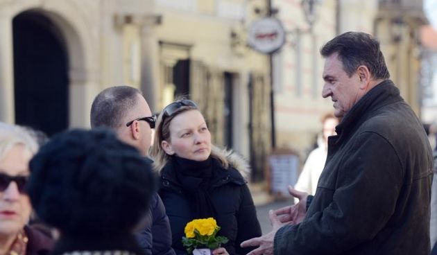 Varazdin – Predsjednik Narodne stranke – reformisti Radimir Cacic sa zamjenicom Natalijom Martincevic i clanovima stranke na Franjevackom trgu darivao je zene cvijecem povodom Dana zena. Photo: Marko Jurinec/PIXSELL