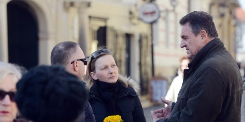 Varazdin – Predsjednik Narodne stranke – reformisti Radimir Cacic sa zamjenicom Natalijom Martincevic i clanovima stranke na Franjevackom trgu darivao je zene cvijecem povodom Dana zena. Photo: Marko Jurinec/PIXSELL Varazdin – Predsjednik Narodne stranke – reformisti Radimir Cacic sa zamjenicom Natalijom Martincevic i clanovima stranke na Franjevackom trgu darivao je zene cvijecem povodom Dana zena. Photo: Marko Jurinec/PIXSELL