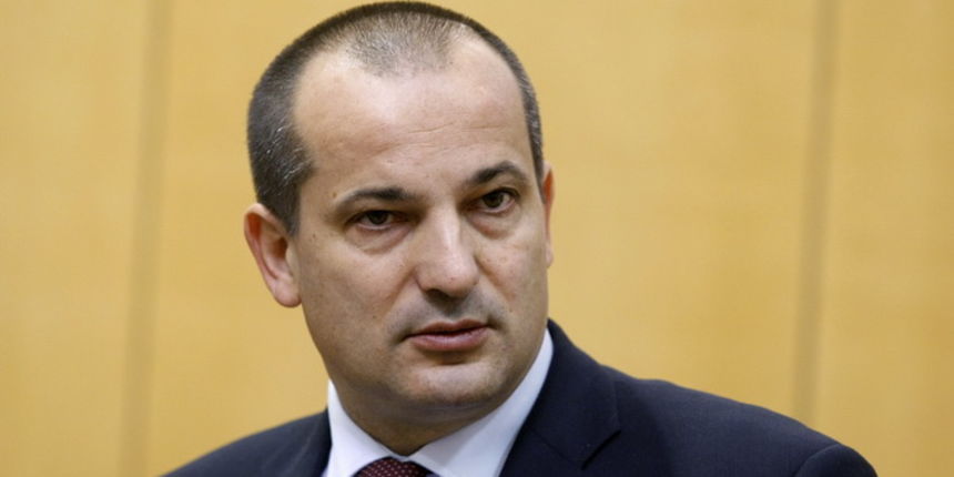 Zagreb, 071212.
Markov trg.
Sabor.
Nastavak redovite sjednice Sabora s raspravom o prijedlogu zakona o izmjenama i dopunama o drzavnom i sudbenom vijecu.
Na fotografiji: Orsat Miljenic.
Foto: Goran Mehkek / CROPIX Zagreb, 071212.
Markov trg.
Sabor.
Nastavak redovite sjednice Sabora s raspravom o prijedlogu zakona o izmjenama i dopunama o drzavnom i sudbenom vijecu.
Na fotografiji: Orsat Miljenic.
Foto: Goran Mehkek / CROPIX