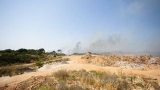 Vatrogasci i kanaderi lokalizirali požar u blizini gradskog deponija Vatrogasci i kanaderi lokalizirali požar u blizini gradskog deponija