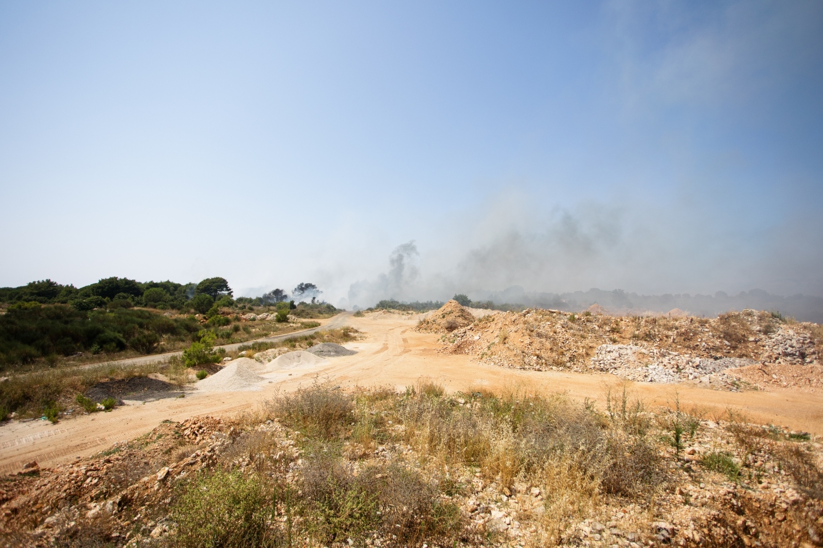Vatrogasci i kanaderi lokalizirali požar u blizini gradskog deponija Vatrogasci i kanaderi lokalizirali požar u blizini gradskog deponija