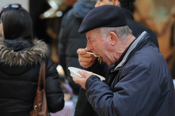 Zadar, 221212.
Predblagdansko subotnje jutro na zadarskom Poluotoku bilo je bogato raznim dogadjanjima. Na Kalelargi je Grad Zadar i udruga Svjetlo, u suradnji s brojnim zadarskim ugostiteljima organizirao bakalarijadu na kojoj se za 10kn mogao kupiti tan Zadar, 221212.
Predblagdansko subotnje jutro na zadarskom Poluotoku bilo je bogato raznim dogadjanjima. Na Kalelargi je Grad Zadar i udruga Svjetlo, u suradnji s brojnim zadarskim ugostiteljima organizirao bakalarijadu na kojoj se za 10kn mogao kupiti tan