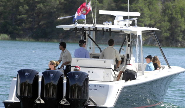 Skradin, 240609.
Vlasnik Microsofta Bill Gates sa suprugom Melindom i obitelji posjetio je danas Nacionalni park Krka i prosetao gradom Skradinom. Na fotograiji: Bill Gates s obitelji u gliseru.
Foto: Niksa Stipanicev / CROPIX