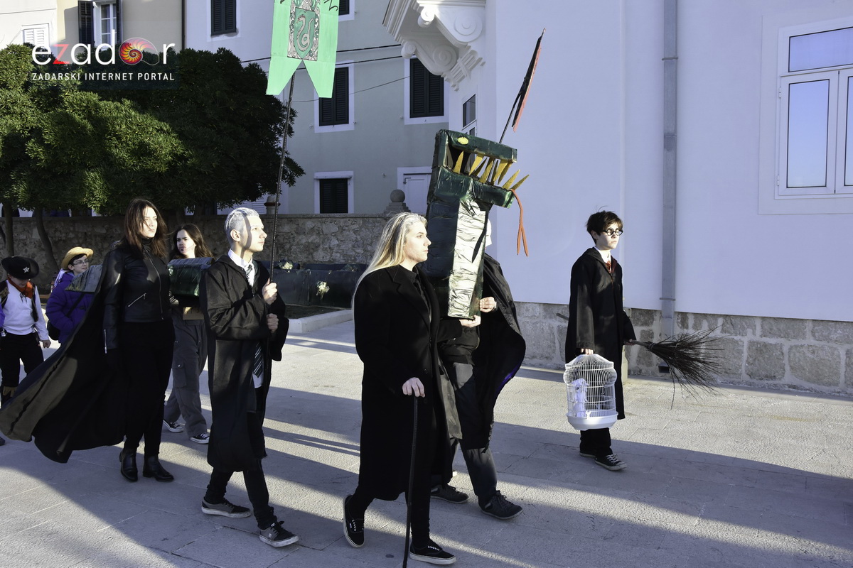 Paški zimski karneval 2018: Karnevalska povorka prošla ulicama grada do Pijace