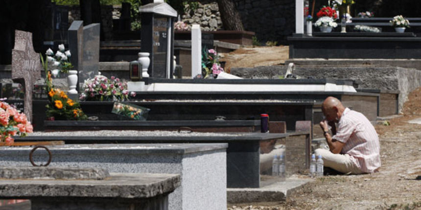 Bušić na grobu roditelja (Foto: tportal.hr) Bušić na grobu roditelja (Foto: tportal.hr)