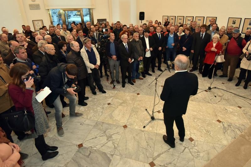 U Gradskoj loži otvorena izložba fotografija posvećena “zlatnoj kopački” – Josipu Skoblaru. Foto: Dino Stann/PIXSELL