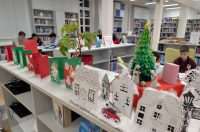 Gradska knjižnica Zadar jelke blagdanski ugođaj blagdani ilustracija kuglice Gradska knjižnica Zadar jelke blagdanski ugođaj blagdani ilustracija kuglice