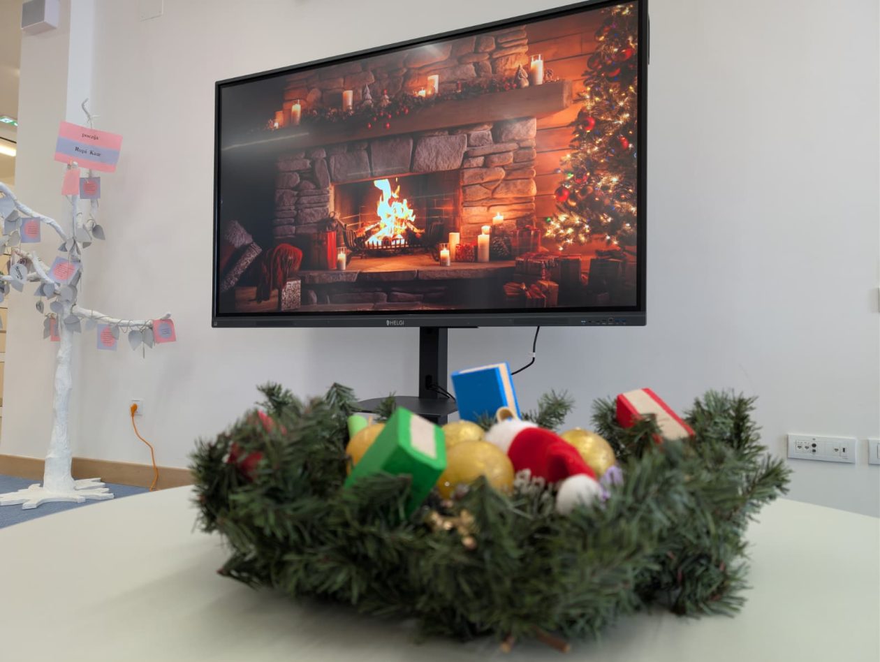 Gradska knjižnica Zadar jelke blagdanski ugođaj blagdani ilustracija kuglice Gradska knjižnica Zadar jelke blagdanski ugođaj blagdani ilustracija kuglice