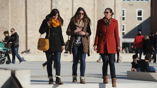 Zadar, 221212.
Prekrasan, gotovo proljetni dan, omogucio je zadranima da uzivaju u jutarnjoj setnji i kavi na terasama kafica. Temperatura zraka je 14 stupnjeva Celzijusa.
Na fotografiji: Zadrani uzivaju na Forumu.
Foto: Luka Gerlanc / CROPIX Zadar, 221212.
Prekrasan, gotovo proljetni dan, omogucio je zadranima da uzivaju u jutarnjoj setnji i kavi na terasama kafica. Temperatura zraka je 14 stupnjeva Celzijusa.
Na fotografiji: Zadrani uzivaju na Forumu.
Foto: Luka Gerlanc / CROPIX