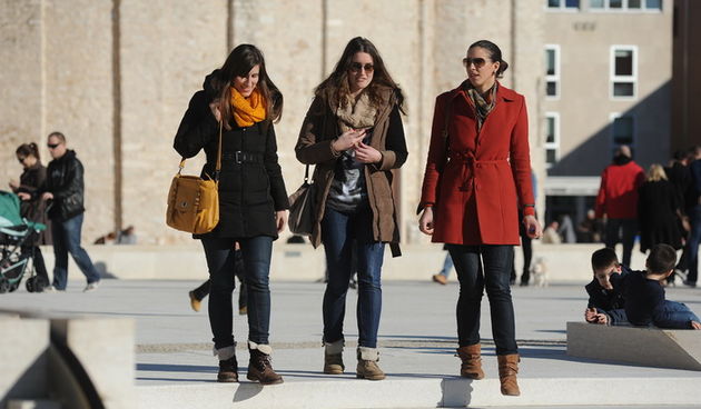 Zadar, 221212.
Prekrasan, gotovo proljetni dan, omogucio je zadranima da uzivaju u jutarnjoj setnji i kavi na terasama kafica. Temperatura zraka je 14 stupnjeva Celzijusa.
Na fotografiji: Zadrani uzivaju na Forumu.
Foto: Luka Gerlanc / CROPIX